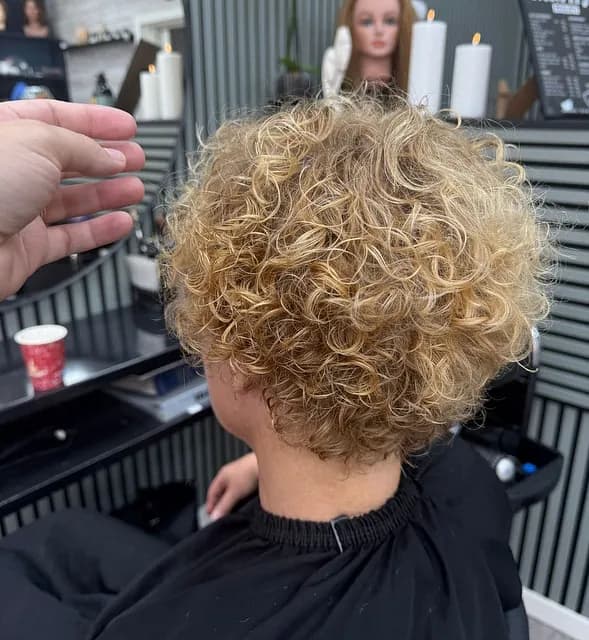 Studio 22 salonresultat med lyse krøller